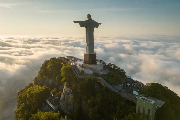 Rio Janeiro Brasil Abril 2024 Montanha Corcovado Sobre Nuvens Com Imagens Royalty-Free