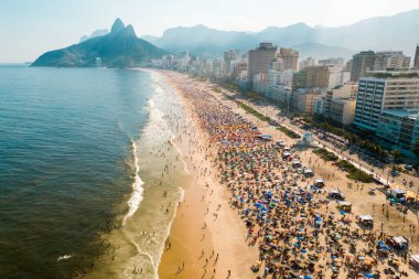 Sıcak ve güneşli bir günde Rio de Janeiro 'da kalabalık bir Ipanema Sahili.
