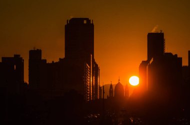Rio de Janeiro 'nun şehir merkezi, Vargas Bulvarı' nın sonundaki Sunrise with Office Buildings siluetleri ve Candelaria Kilisesi