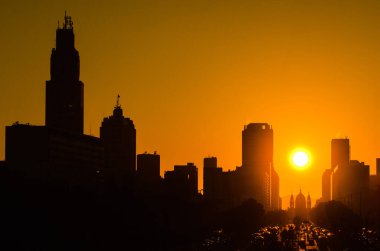Rio de Janeiro şehrinde Candelaria Kilisesi 'nin üzerinde güzel bir gün doğumu.