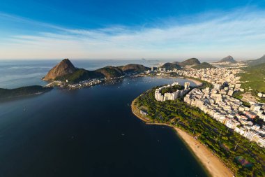 Flamengo Sahili ve Sugarloaf Dağı ile Rio de Janeiro şehrinin hava manzarası