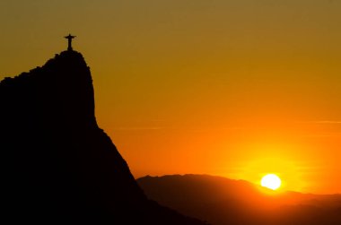 Brezilya 'nın Rio de Janeiro şehrinde İsa heykeli ile Corcovado Dağı' nın silueti