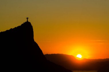 Brezilya 'nın Rio de Janeiro şehrinde İsa heykeli ile Corcovado Dağı' nın silueti