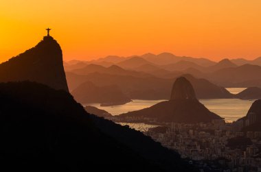 Rio de Janeiro şehrinde sıcak gün doğumu Güzel Corcovado ve Sugarloaf Dağları manzaralı