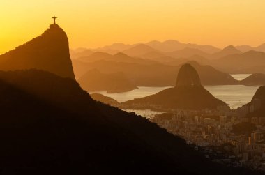 Rio de Janeiro şehrinde sıcak gün doğumu Güzel Corcovado ve Sugarloaf Dağları manzaralı