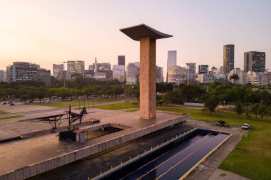 Rio de Janeiro 'daki Flamengo Park' ta 2. Dünya Savaşı Anıtı. Anıt, 2. Dünya Savaşı sırasında ölenler için inşa edildi..
