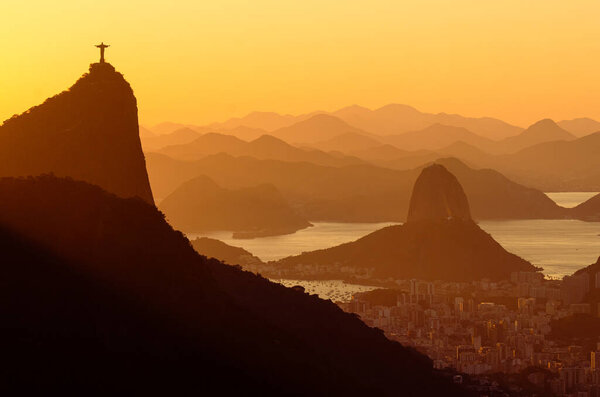 Потепление в Рио-де-Жанейро с видом на горы Корковадо и Сахара