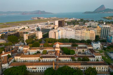 Brezilya Rio de Janeiro 'daki Sugarloaf Dağı kadar uzun olan Horizon' daki Portekiz Koloni Style Hastanesi Binası ve Santos Dumont Havalimanı 'nın havadan görünüşü