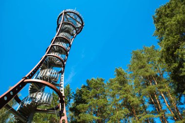 Labanoras Bölgesel Park Kulesi, Litvanya. Labanoras Bölgesel Parkı 'ndaki Baltieji Gölü kıyısındaki Litvanya' daki en yüksek gözlem kulesi..