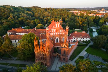 Litvanya 'nın Vilnius şehrindeki St. Anne Kilisesi ve Bernardine Manastırı' nın Hava Görüntüsü