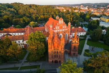 Litvanya 'nın Vilnius şehrindeki St. Anne Kilisesi ve Bernardine Manastırı' nın Hava Görüntüsü