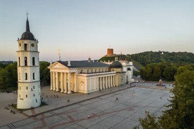 Çan Kulesi ve Meydanı olan Katedral 'in Havadan Görüntüsü, Vilnius, Litvanya' daki Tepedeki Gediminas Şatosu