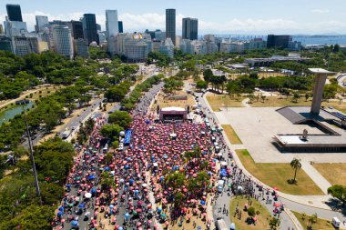 Rio de Janeiro, Brezilya - 3 Mart 2025: Binlerce Brezilyalı sokak karnavalı bloğunda Çavuş Pepper, hepsi sahnenin önünde.
