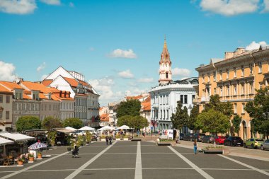 Vilnius, Litvanya - 6 Ağustos 2024 Belediye Meydanı. Vilnius, UNESCO 'nun Dünya Mirasları Alanı ilan edilen güzel mimari tarihi kasabası ile tanınır..