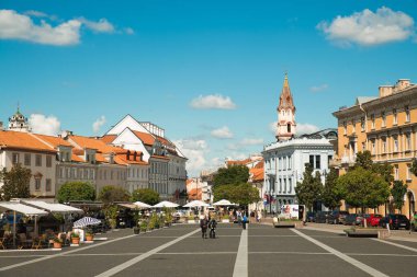 Vilnius, Litvanya - 6 Ağustos 2024 Belediye Meydanı. Vilnius, UNESCO 'nun Dünya Mirasları Alanı ilan edilen güzel mimari tarihi kasabası ile tanınır..