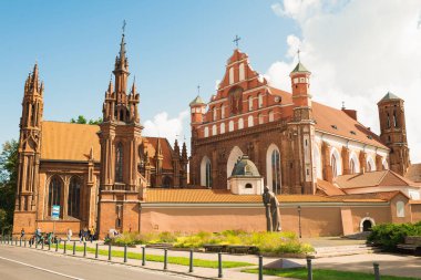 Saint Anne Kilisesi solda ve St. Francis 'de ve St. Bernard Kilisesi sağda Vilnius şehrinde