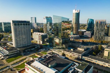 Vilnius, Litvanya - Ağustos 2024: Modern ofis binaları ve otellerle yeni finans bölgesinin havadan görüşü.