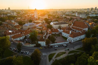 Günbatımında Vilnius şehrinin hava manzarası