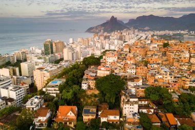Aşağıdaki Cantagalo Slum ve Ipanema Bölgesi Hava Görüntüsü, Rio de Janeiro, Brezilya