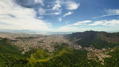Rio de Janeiro şehrindeki Tijuca Ulusal Ormanı ve Mahallesinin Panoramik Manzarası