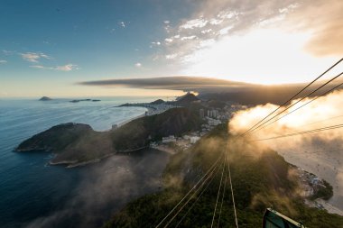 Rio de Janeiro 'nun ünlü manzarası Sunset Bulutlarının Altındaki Şekerleme Dağı' ndan
