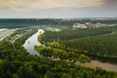 Litvanya 'nın Vilnius şehrinin yakınlarındaki yüksek noktadan Neris Nehri ve Ormanın Havadan Görünümü