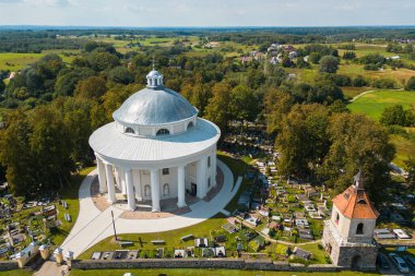 Kutsal Üçlemeci Binası 'nın Yuvarlak Kilisesi' nin Havadan Görünümü Vilnius yakınlarındaki Suderve Kasabası 'ndaki Mezarlıkla çevrili
