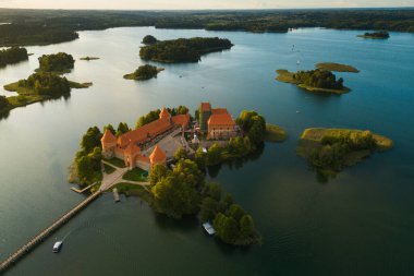 Trakai 'deki Galve Gölü' nde bulunan tarihi şatonun hava görüntüsü