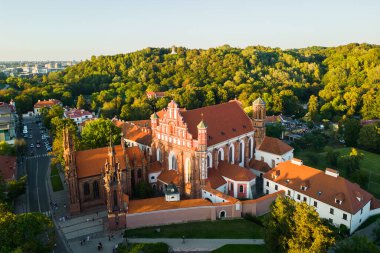 Litvanya 'nın Vilnius şehrindeki St. Anne Kilisesi ve Bernardine Manastırı' nın Hava Görüntüsü