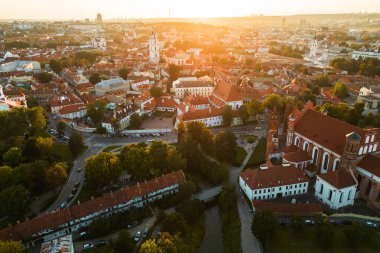 Günbatımında Vilnius şehrinin hava manzarası