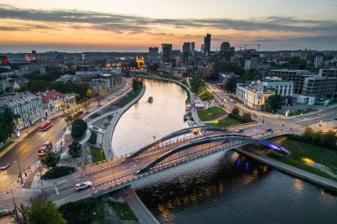 Mindaugas Köprüsü, Neris Nehri 'ni ve Vilnius Şehri' ni geçiyor.