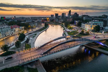 Mindaugas Köprüsü, Neris Nehri 'ni ve Vilnius Şehri' ni geçiyor.