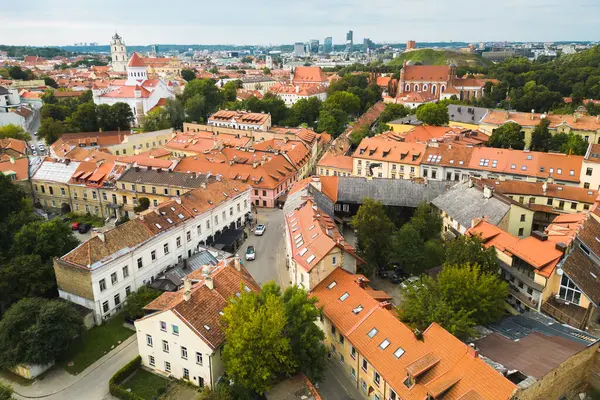 Vilnius 'un Eski Şehir Binalarının Kızıl Döşemeli Çatılarının Hava Görüntüsü