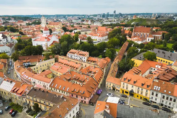 Vilnius 'un Eski Şehir Binalarının Kızıl Döşemeli Çatılarının Hava Görüntüsü