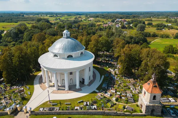 Kutsal Üçlemeci Binası 'nın Yuvarlak Kilisesi' nin Havadan Görünümü Vilnius yakınlarındaki Suderve Kasabası 'ndaki Mezarlıkla çevrili