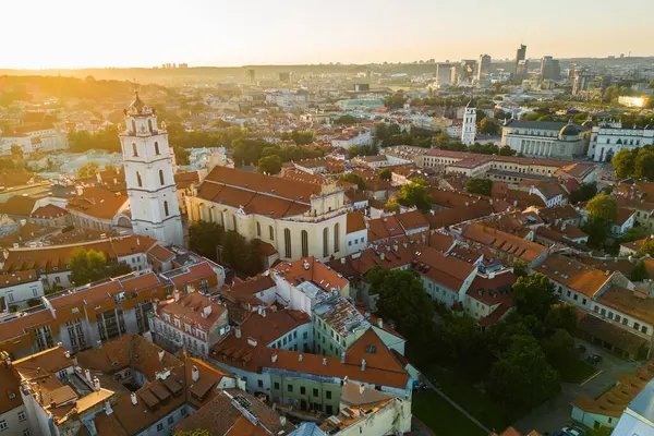 Günbatımında Vilnius şehrinin hava manzarası