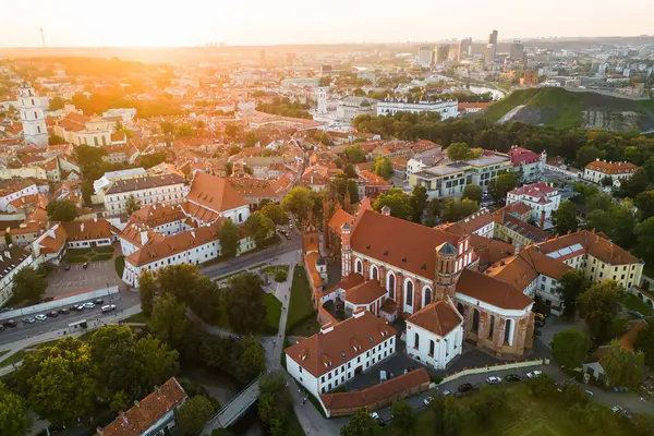 Günbatımında Vilnius şehrinin hava manzarası