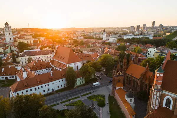 Günbatımında Vilnius şehrinin hava manzarası