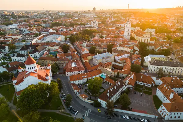 Günbatımında Vilnius şehrinin hava manzarası
