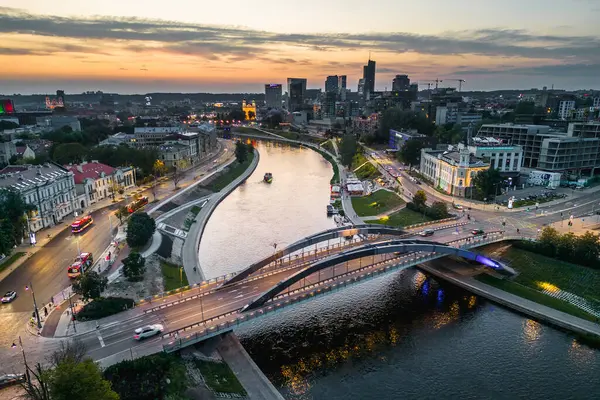 Mindaugas Köprüsü, Neris Nehri 'ni ve Vilnius Şehri' ni geçiyor.