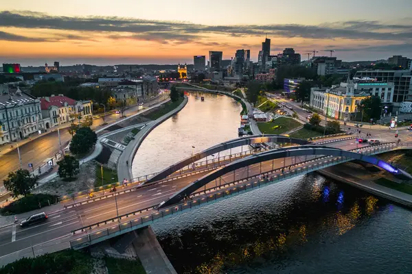 Mindaugas Köprüsü, Neris Nehri 'ni ve Vilnius Şehri' ni geçiyor.