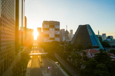 Ünlü Petrobra Karargahı ve Metropolitan Katedral Binaları ile Rio de Janeiro 'da Güneş Doğuyor