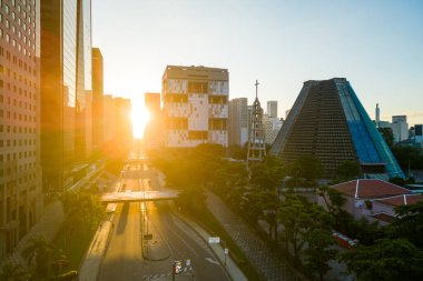 Ünlü Petrobra Karargahı ve Metropolitan Katedral Binaları ile Rio de Janeiro 'da Güneş Doğuyor