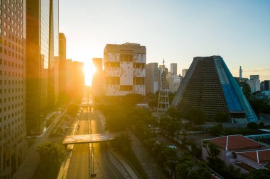 Ünlü Petrobra Karargahı ve Metropolitan Katedral Binaları ile Rio de Janeiro 'da Güneş Doğuyor