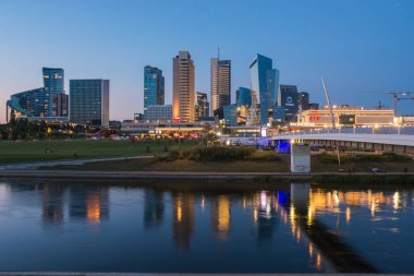 Vilnius şehrindeki Neris Nehri 'ne yansıyan Uzun Modern Binalar