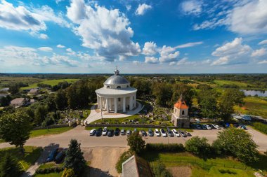 Kutsal Üçlemeci Binası 'nın Yuvarlak Kilisesi' nin Havadan Görünümü Vilnius yakınlarındaki Suderve Kasabası 'ndaki Mezarlıkla çevrili