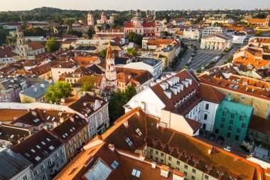 Vilnius şehrinin eski çatılarının havadan görünüşü