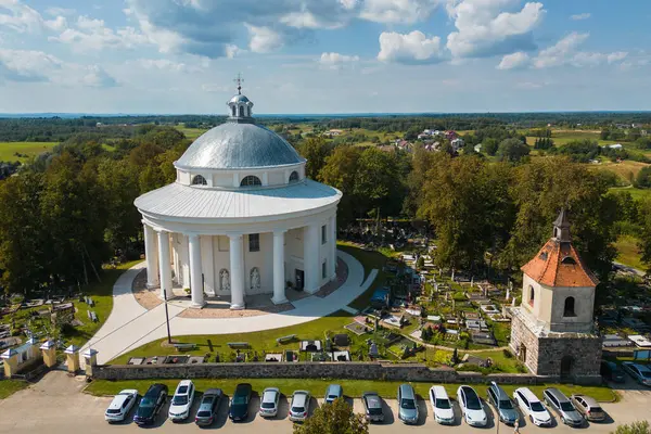 Kutsal Üçlemeci Binası 'nın Yuvarlak Kilisesi' nin Havadan Görünümü Vilnius yakınlarındaki Suderve Kasabası 'ndaki Mezarlıkla çevrili