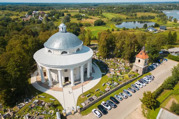 Kutsal Üçlemeci Binası 'nın Yuvarlak Kilisesi' nin Havadan Görünümü Vilnius yakınlarındaki Suderve Kasabası 'ndaki Mezarlıkla çevrili