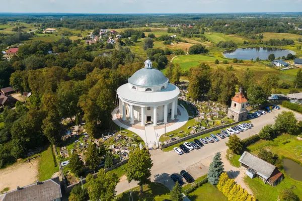 Kutsal Üçlemeci Binası 'nın Yuvarlak Kilisesi' nin Havadan Görünümü Vilnius yakınlarındaki Suderve Kasabası 'ndaki Mezarlıkla çevrili